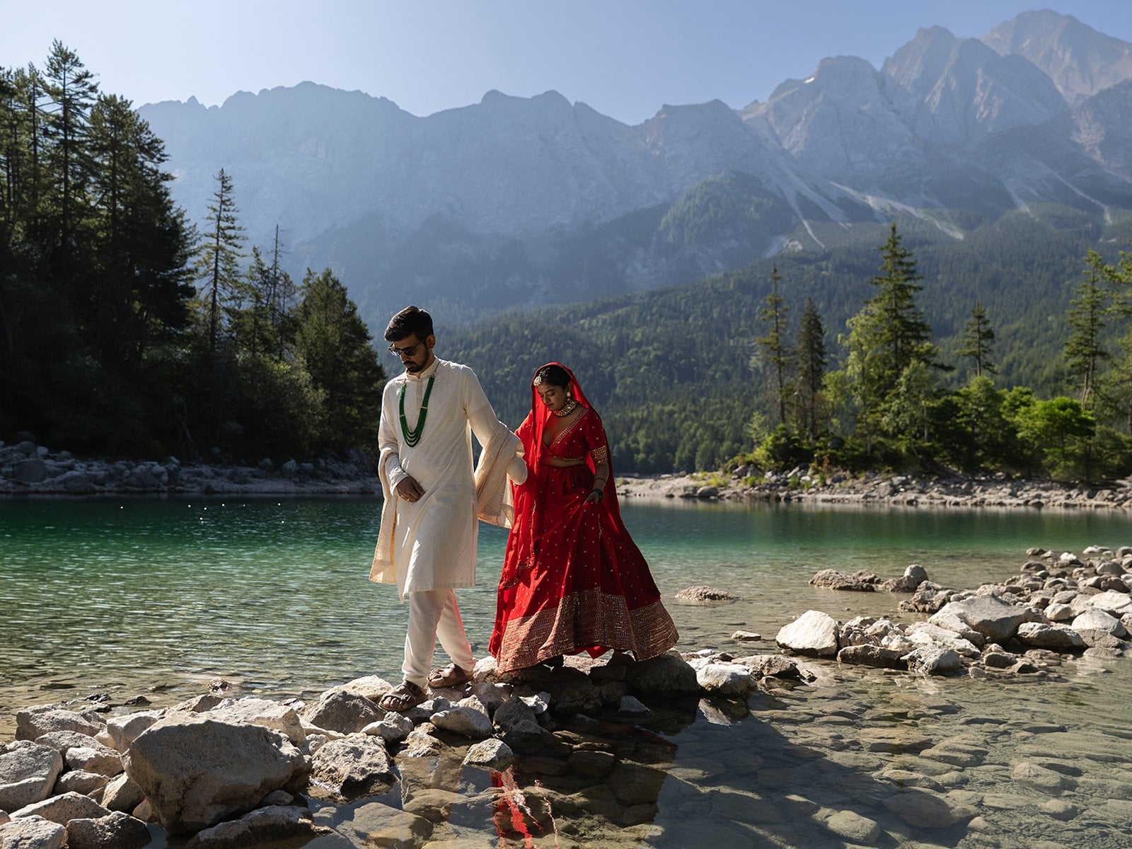 Brautpaar in traditioneller Kleidung an einem Bergsee